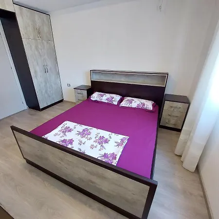 Tina's 1-bedroom ジロカストラ