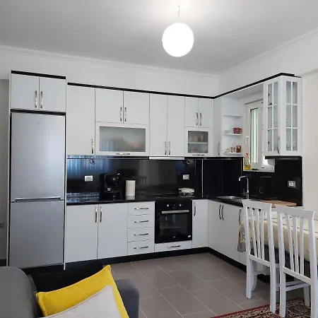 アパート Tina's 1-bedroom ジロカストラ